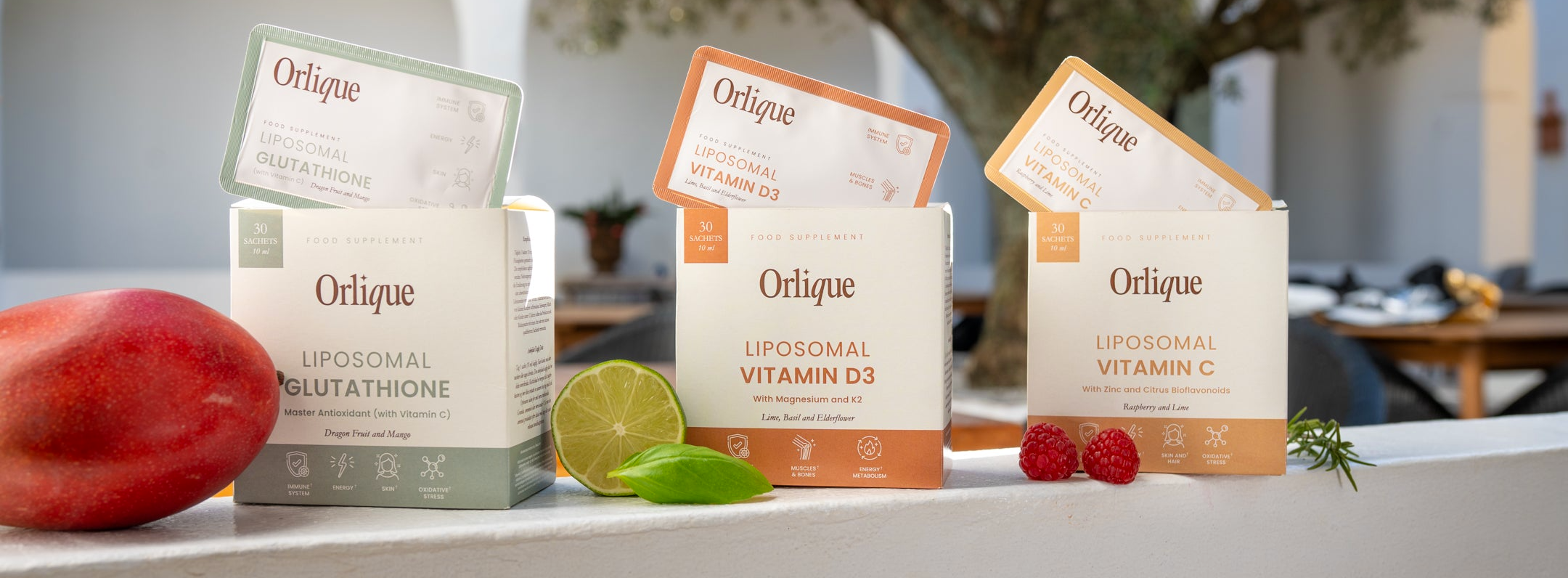 Tre Orlique liposomale kosttilskud i æsker og breve med frugt og grønt